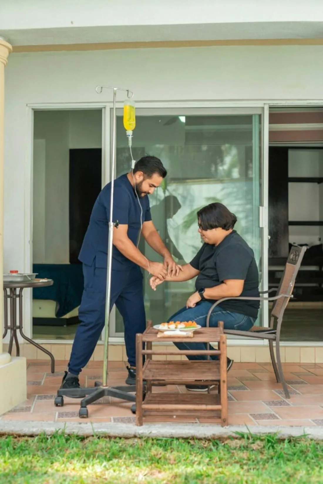 An OCS Médecins doctor consulting a patient at home