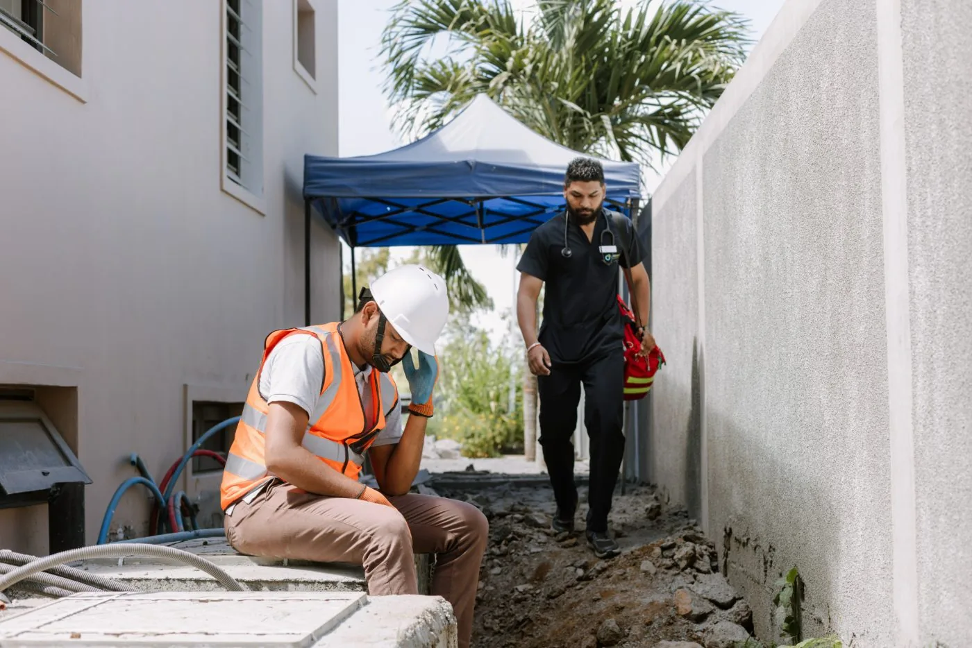 An OCS Médecins doctor arriving on site to attend to an injured worker