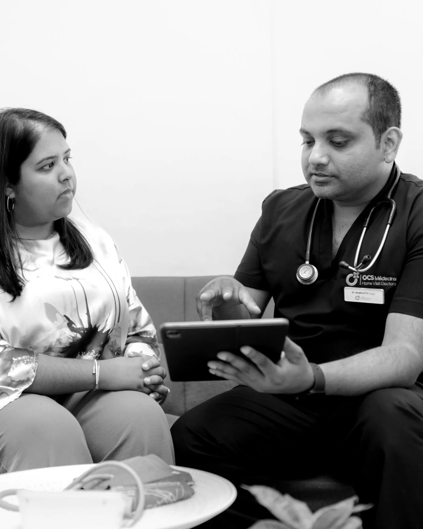 Un médecin OCS Médecins expliquant un plan de traitement à une patiente à Maurice
