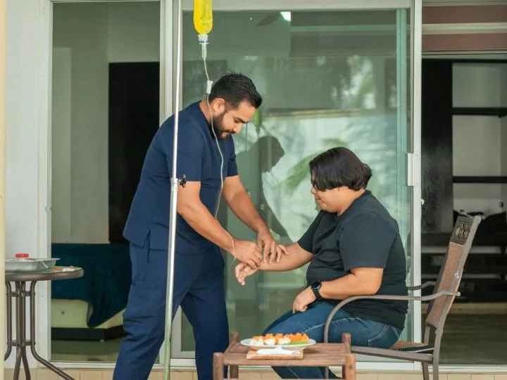 Pose d’une perfusion à domicile par une infirmière OCS Médecins à Maurice
